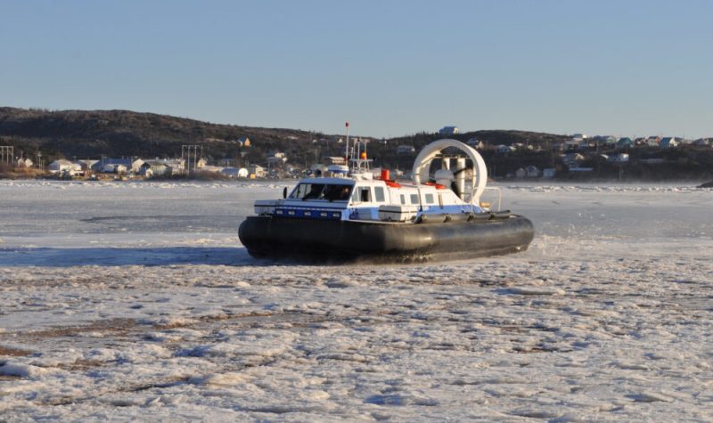 Un aéroglisseur sur une rivière glacée.