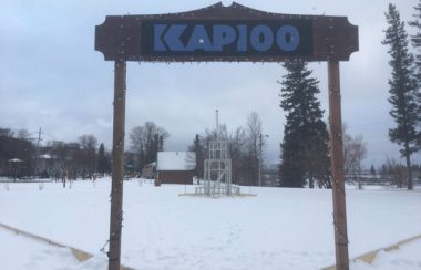 La pancarte à l'entrée du parc avec le logo Kap100