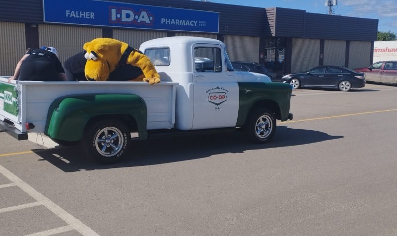 Le passage de la mascotte du festival du miel Beezabeille lors de la parade samedi matin : (Photo :Nord-Ouest FM)