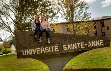 Deux étudiantes sur le campus de l'Université Sainte-Anne