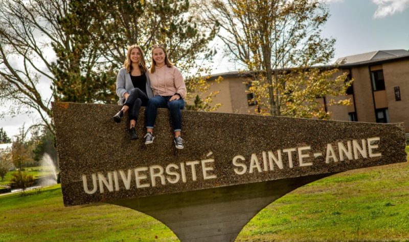 Deux étudiantes sur le campus de l'Université Sainte-Anne