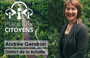 Andrée Gendron pose devant une forêt