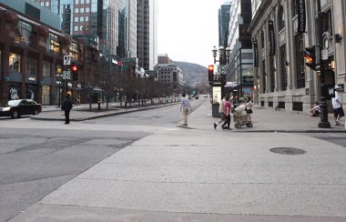 Scène du Centre-ville de Montréal où l'on peut apercevoir quelques passants