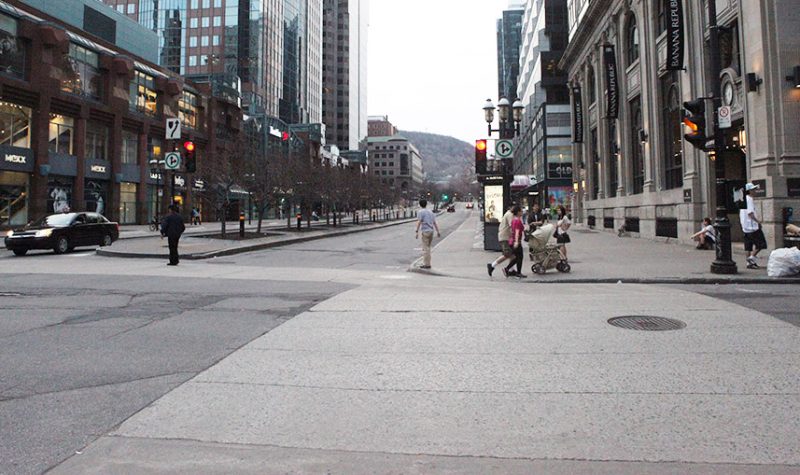 Scène du Centre-ville de Montréal où l'on peut apercevoir quelques passants