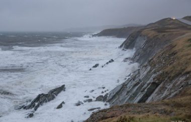Les hautes vagues frappant sur les rochers.