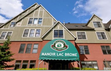 The main entrance at le manor lac brome retirement community.