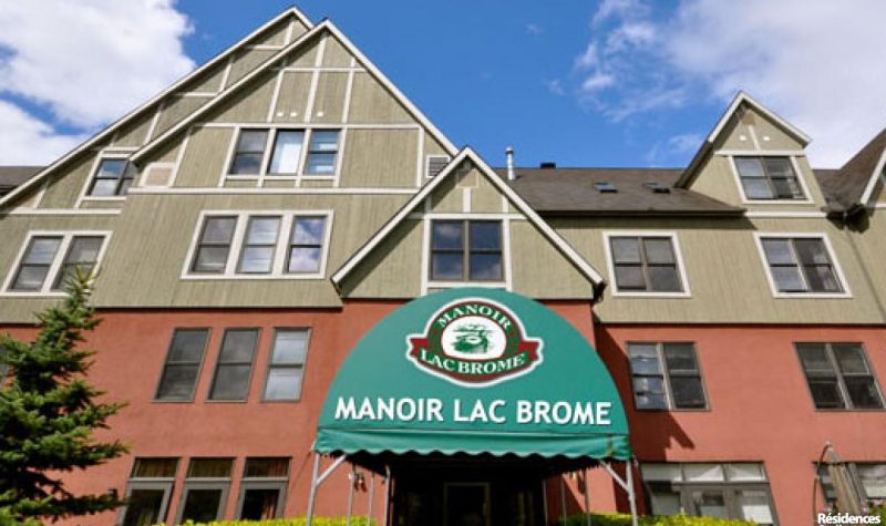 The main entrance at le manor lac brome retirement community.