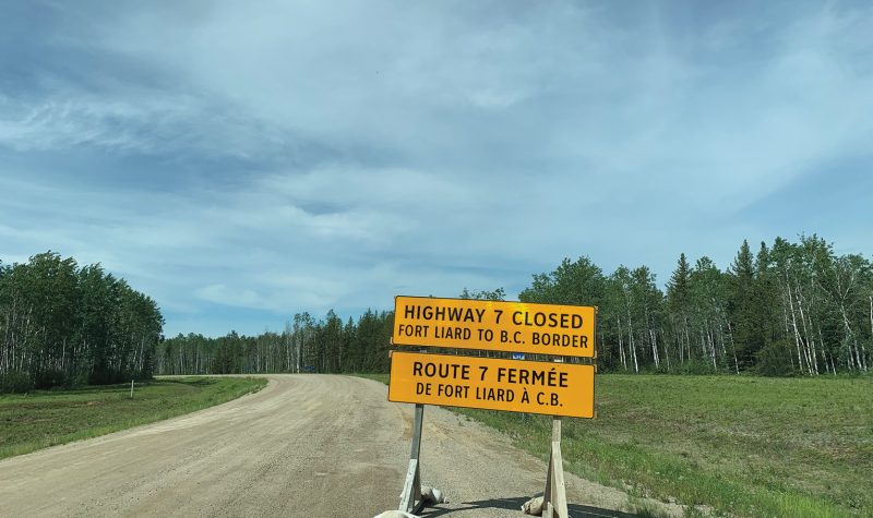 Affiche annoncant la fermeture d'une route vers la Colombie-Britannique