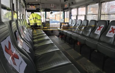 L'intérieur d'un autobus de Yellowknife, restreint par les mesures de confinement