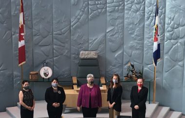 Une partie du conseil des ministres des T.N.-O, à l'Assemblée législative.