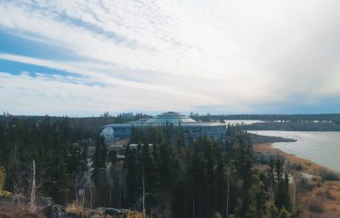 L'Assemblée législative des Territoires du Nord-Ouest, au milieu du paysage nordique
