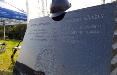 Monument rendant hommage aux travailleurs du Syndicat des Métallos décédés. Il y est écrit « Le temps qui efface la peine n’efface pas le souvenir. Afin de ne jamais oublier nos collègues décédés au travail, ce mémorial leur rend hommage, pour ce qu’ils y ont accompli et d’y avoir laissé leur vie ». Le logo des métallos est aussi gravé dans la pierre. La plaque est surmontée d'un casque de mineur.