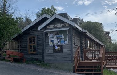La facade du Wildcat café de Yellowknife, une cabane de bois rond désigné bâtiment patrimonial.