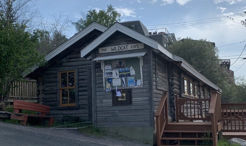 La facade du Wildcat café de Yellowknife, une cabane de bois rond désigné bâtiment patrimonial.