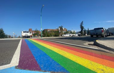 Une traverse piétonne aux couleurs de l'arc-en-ciel, devant la mairie de Yellowknife.