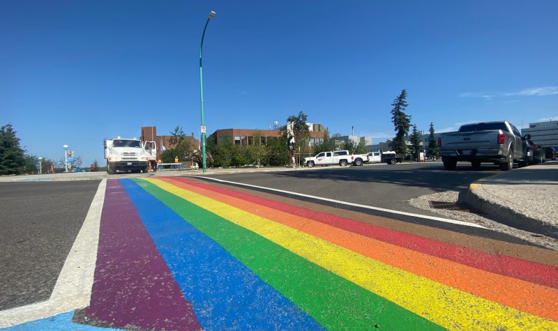 Une traverse piétonne aux couleurs de l'arc-en-ciel, devant la mairie de Yellowknife.