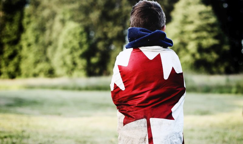 Petit garçon avec un drapeau canadien