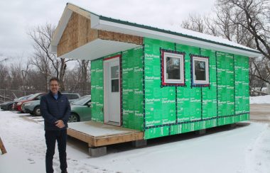 Le fondateur du projet, Marcel LeBrun, devant une micro maison