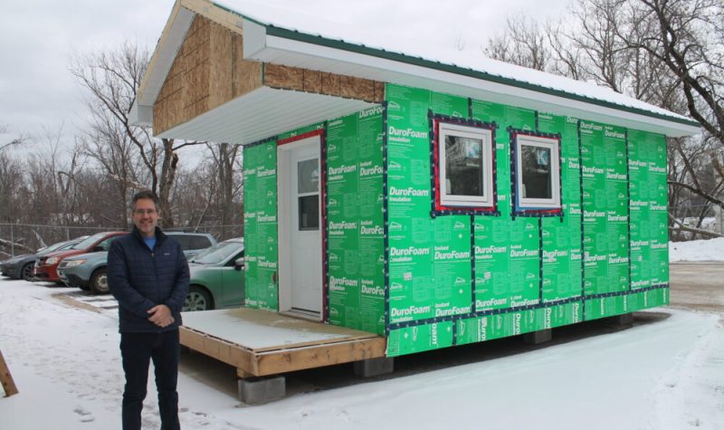 Le fondateur du projet, Marcel LeBrun, devant une micro maison