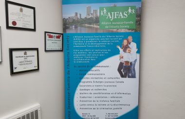 Affiche bleue de l'AJFAS. Des certificats se trouvent à gauche de l'affiche.