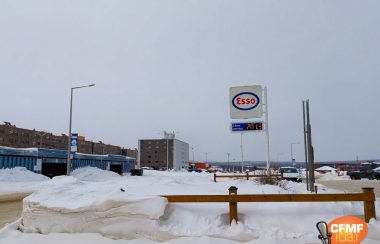 Au libre-service Fermont, le prix du litre ordinaire est passé de 1,82$ mercredi, à 1,86$ jeudi, puis à 2,01$ ce vendredi.
Photo : Élizabeth Séguin