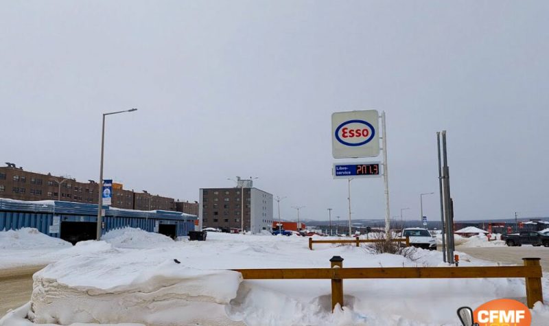 Au libre-service Fermont, le prix du litre ordinaire est passé de 1,82$ mercredi, à 1,86$ jeudi, puis à 2,01$ ce vendredi.
Photo : Élizabeth Séguin