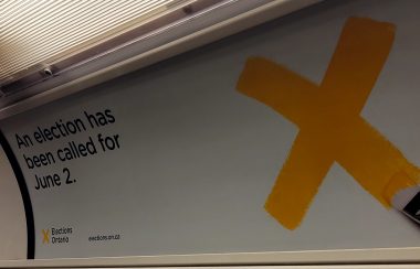 Afiche ubicado en el Metro de Toronto sobre las elecciones de Ontario | Foto: CHHA 1610 AM