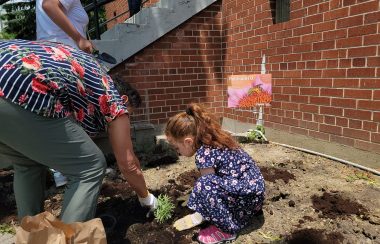 Madre e hija siembran plantas endémicas