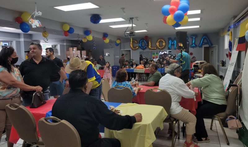 Un salón de eventos lleno de decoración