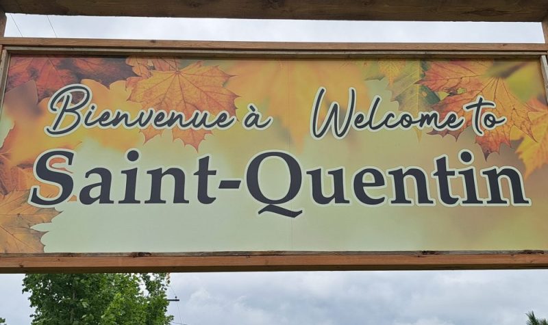 Pancarte extérieur indiquant et souhaitant la bienvenue à Saint-Quentin
