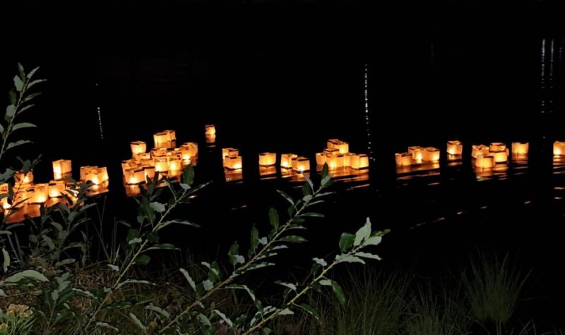 Lanternes lumineuse flottant sur l'eau en pleine nuit
