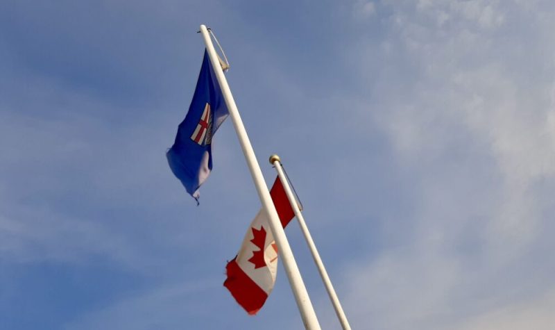 Le drapeau de l'Alberta et le drapeau du Canada.