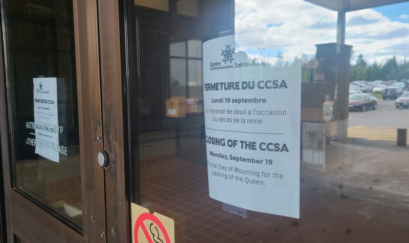 Porte vitrée du centre communautaire Sainte-Anne de Fredericton. Une affiche annonce la fermeture du centre pour le lundi 19 septembre.