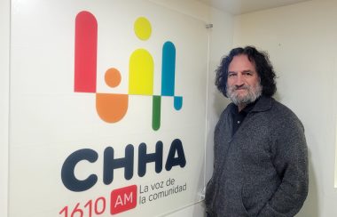 Logotipo de CHHA 1610 AM y el fundador de la radio
