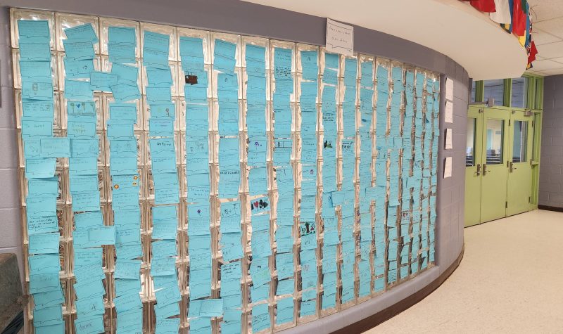 Un mur sur lequel sont accochés des dizaines de post-it bleu sur lesquels les élèves ont écrit ce qu'ils font pour améliorer leur santé mentale.