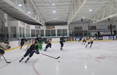 Joueurs de hockey en action sur une patinoire intérieure