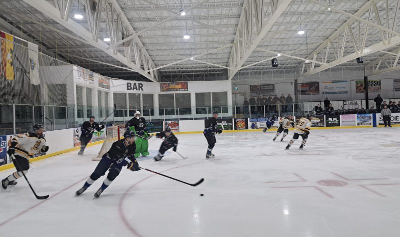 Joueurs de hockey en action sur une patinoire intérieure