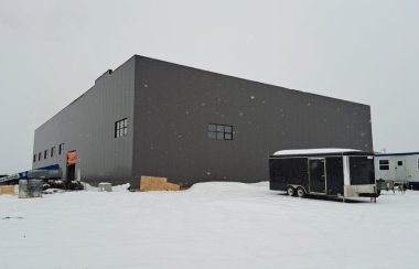 L'équipement volé se trouvait 
à l'intérieur de cette nouvelle usine, où la construction a débuté en septembre 2022. Photo : Maxime Gauthier