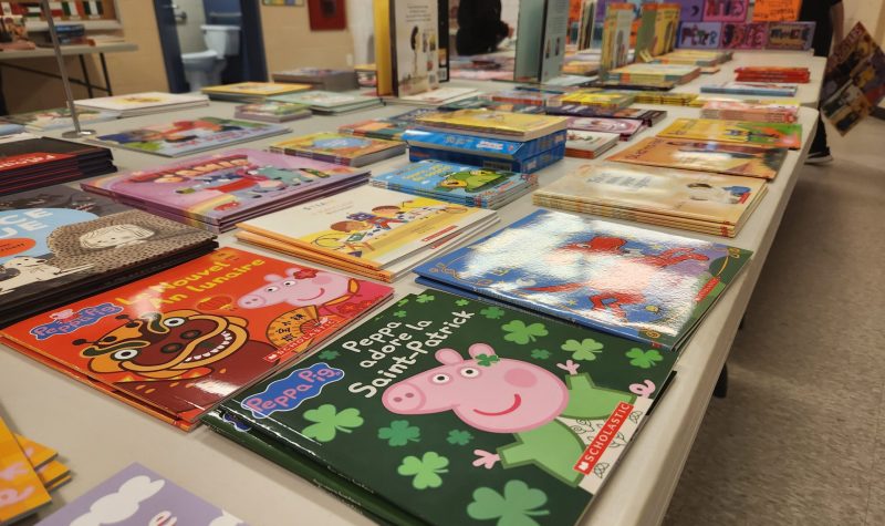 on y vois des livres disposés sur les tables à l'entrée du centre scolaire Samuel-de-Champlain