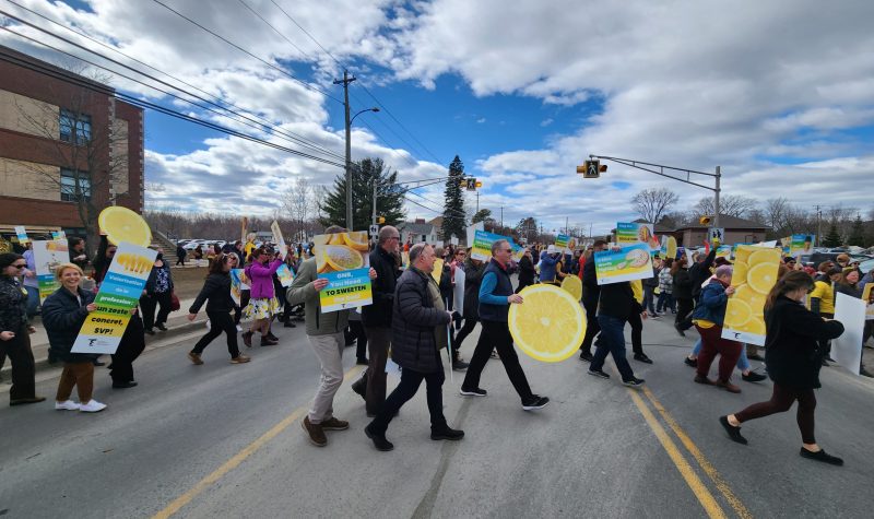 Les manifestant traversent la route en portant haut leurs pancartes.