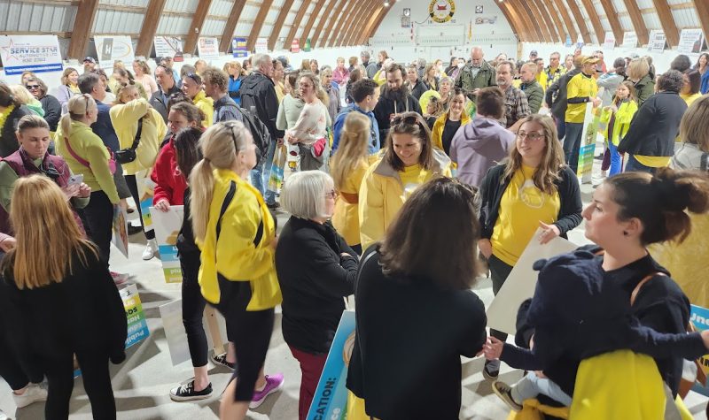 Les manifestants réunis juste avant le départ de la manifestation, pour la plupart vétu de jaune pour rappeler leur symbole : Le citron.