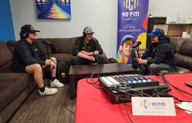 3 élèves installé sur un canapé, ils ont des casques et des micros et sont en train d'enregistrer une discussion en Podcast.