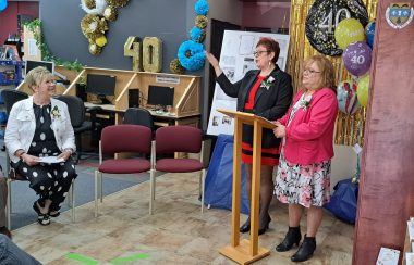 La gestionnaire de la Bibliothèque publique de Kedgwick, Mme Diane Thompson, ainsi que la nouvelle présidente, Mme Lise Thériault, ont saisi le moment pour remercier grandement tous ceux et celles qui ont contribué, dans le passé comme au présent, au développement et au succès de cet établissement. Photo : Maxime Gauthier