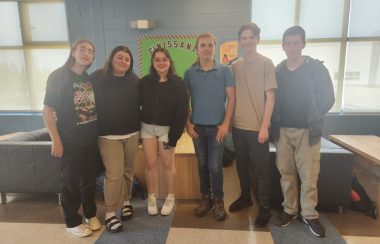 Les 6 élèves ayant participé au projet pose en groupe dans un couloir du centre scolaire