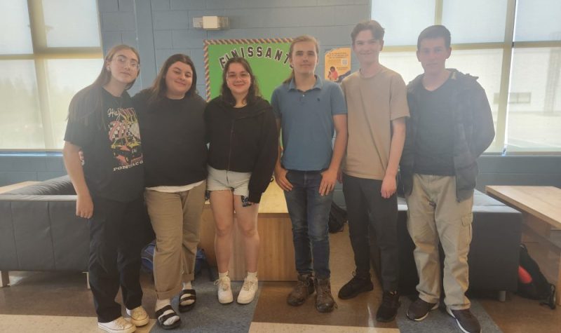 Les 6 élèves ayant participé au projet pose en groupe dans un couloir du centre scolaire
