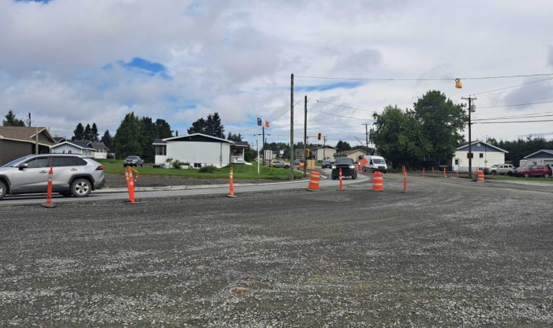 Chantier de construction routière sur le sure Notre-Dame à Kedgwick, les véhicules circulent sur une voie au travers les cônes orange lors d'une journée nuageuse