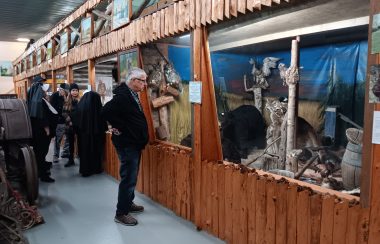 Les participants se sont baladé dans le musée de Girouxville pour faire des découvertes(Photo: Nord-ouest FM)
