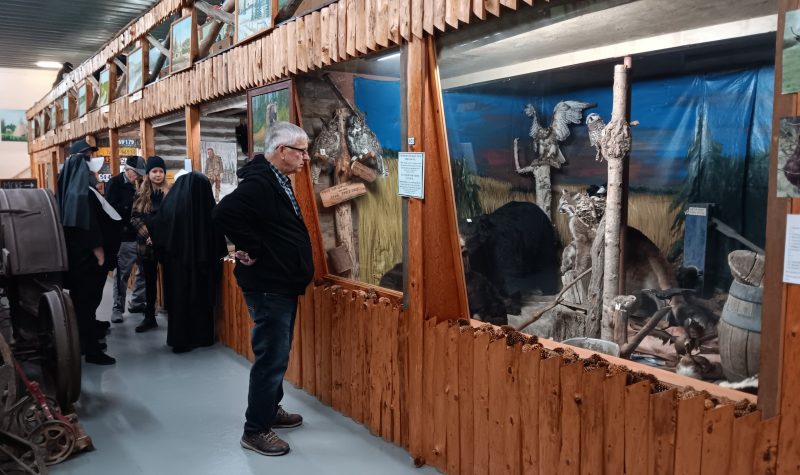 Les participants se sont baladé dans le musée de Girouxville pour faire des découvertes(Photo: Nord-ouest FM)