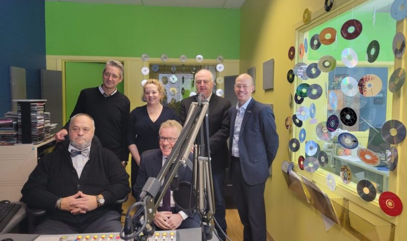 Six élus et responsables se tiennent dans un studio de radio