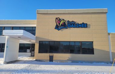 Photographie du bâtiment de l'école Galinée, le ciel est bleu et il y a de la neige au sol